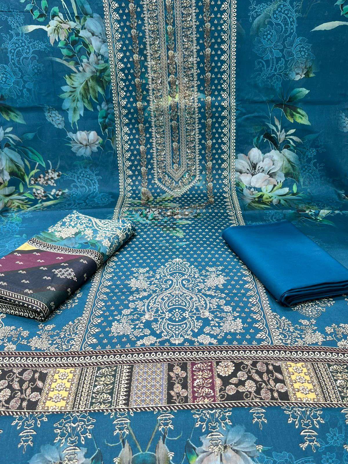 Premium Quality Luxury Lawn Unstitched Collection - Blue Colour 950