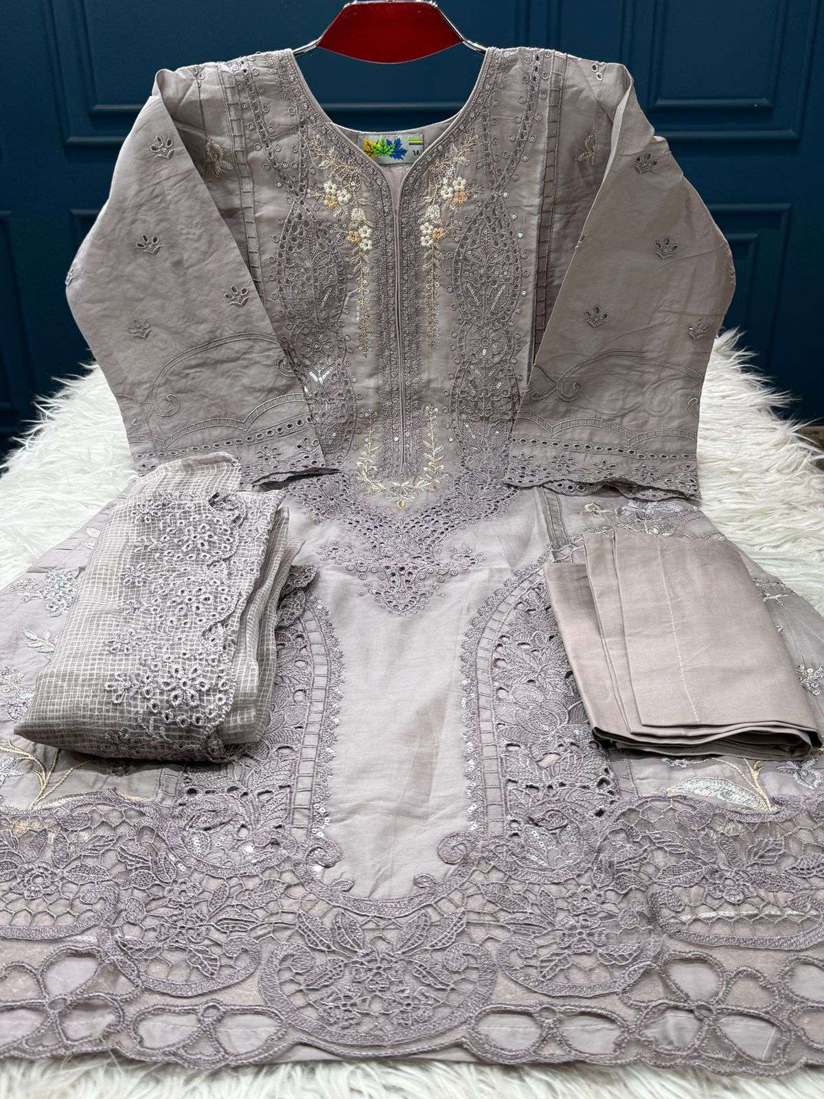 Boutiques Special Collection - 2100 Grey