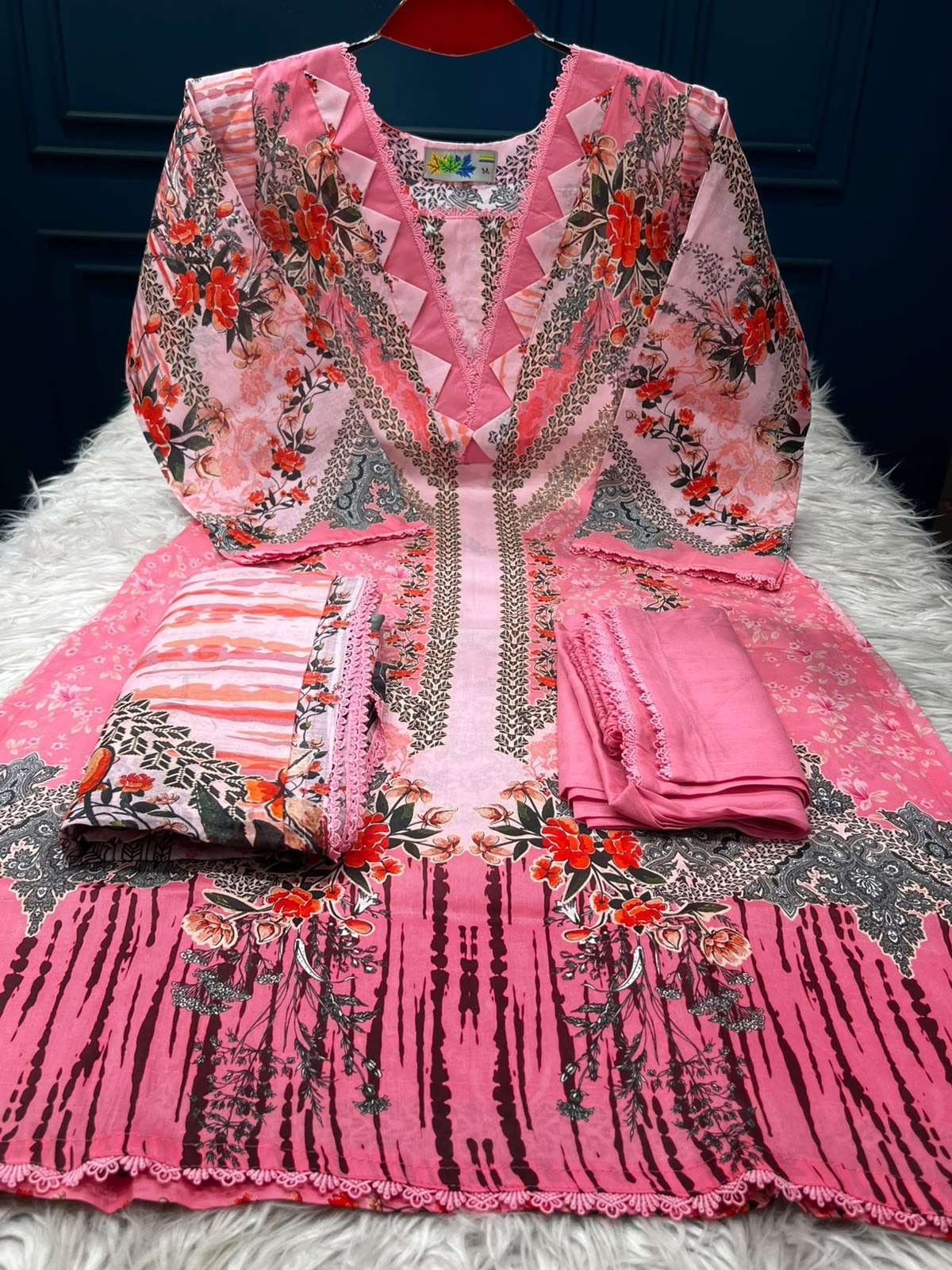 Pink Blend of Comfort and Elegance - 999